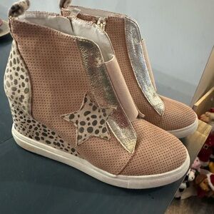 Stylish Women's Tan and Silver Wedge Sneakers